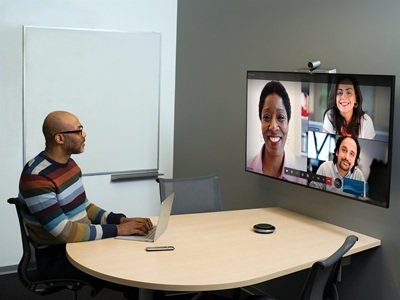 Original photograph of a hybrid meeting used in the video-analysis example.